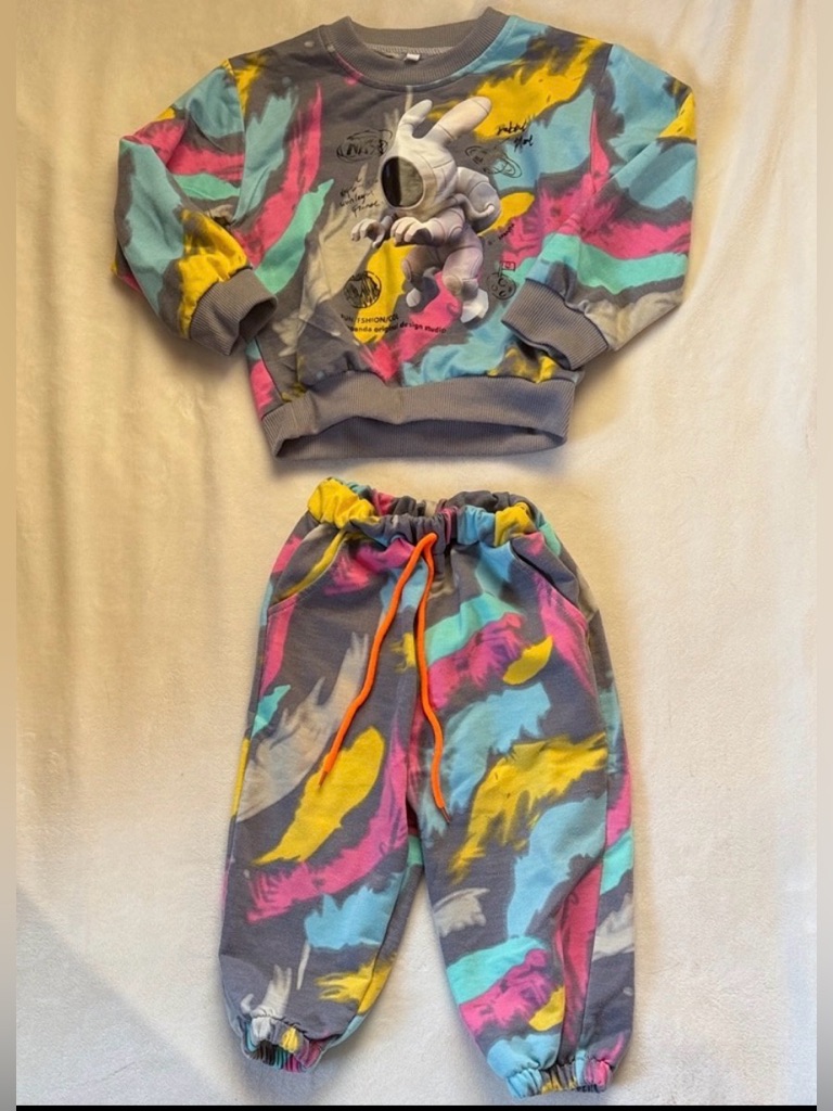 Kids Multicolor Feather-Print Joggers W/ Matching Sweatshirt